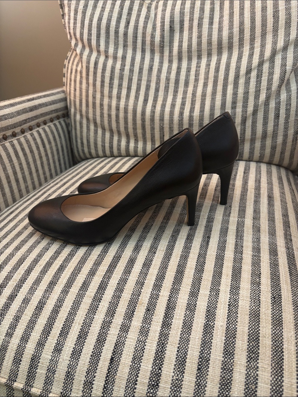 Banana Republic Ivonne Black Leather rounded toe pump with black heel
